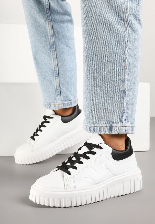 Renee - Biało-Czarne Sneakersy na Platformie Ozdobionej Tłoczonej Zdivona. Okazja: na co dzień. Zapięcie: sznurówki. Kolor: biały. Wzór: aplikacja. Obcas: na platformie