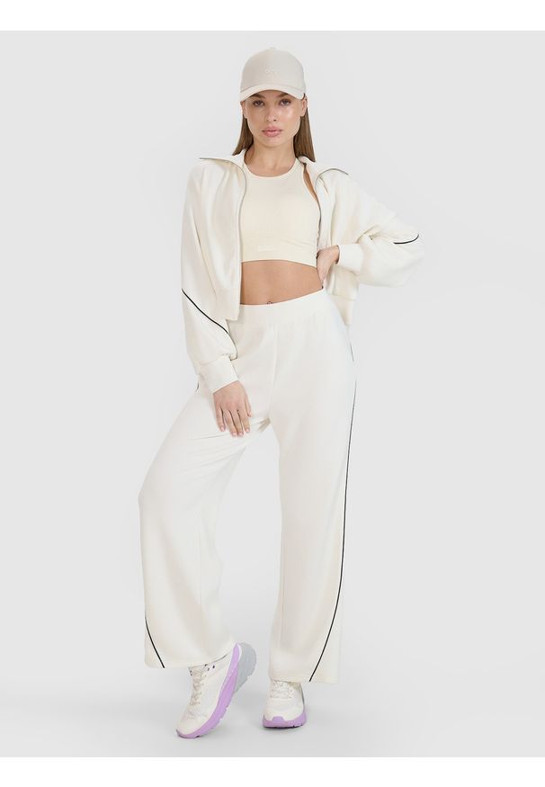 4f - 4F Bluza dresowa rozpinana bez kaptura damska 4F x Anna Lewandowska - biała L. Okazja: na co dzień. Typ kołnierza: bez kaptura. Kolor: biały. Materiał: dresówka. Długość rękawa: raglanowy rękaw. Wzór: gładki, ze splotem. Styl: casual, klasyczny, sportowy