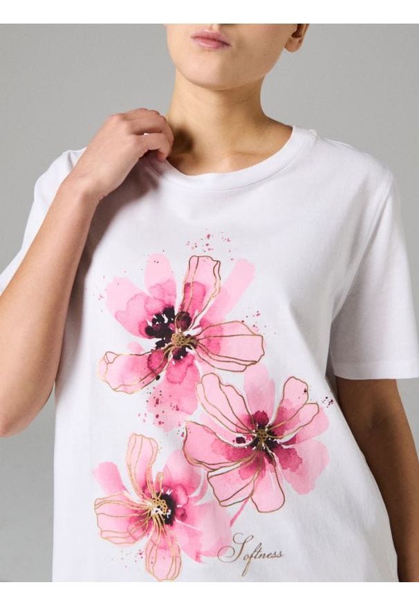 Sinsay - Bawełniana koszulka z nadrukiem w kwiaty - kremowy. Kolor: kremowy. Materiał: bawełna. Wzór: kwiaty, nadruk