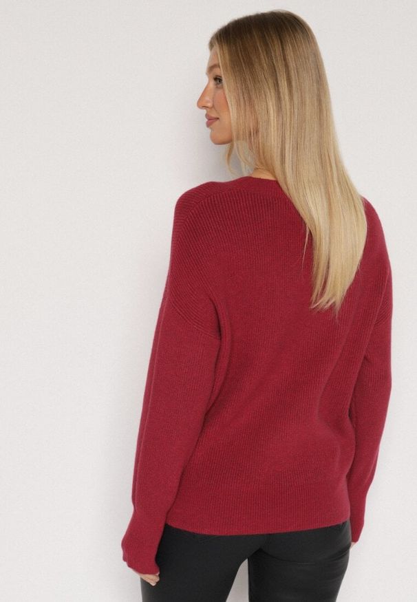 Born2be - Bordowy Sweter z Domieszką Kaszmiru z Dekoltem w Serek Feralaine. Okazja: na co dzień, na spotkanie biznesowe. Typ kołnierza: dekolt w serek. Kolor: czerwony. Materiał: kaszmir. Styl: klasyczny, casual, elegancki, biznesowy