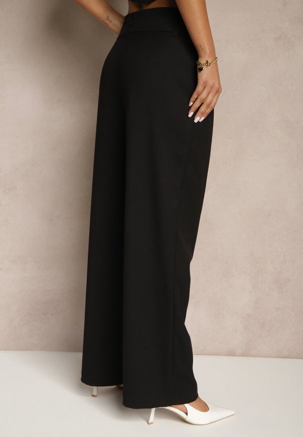 Renee - Czarne Szerokie Spodnie Garniturowe z Wiskozą High Waist Ozdobione Paskiem Elowanda. Okazja: na co dzień. Stan: podwyższony. Kolor: czarny. Materiał: wiskoza. Wzór: aplikacja. Styl: casual, elegancki