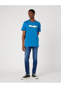 Wrangler - WRANGLER GRAPHIC TEE MĘSKI T-SHIRT KOSZULKA Z NADRUKIEM LOGO DEEP WATER W753EE69F. Wzór: nadruk