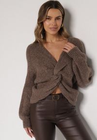 Born2be - Jasnobrązowy Sweter Oversize z Domieszką Wełny z Oryginalnym Dekoltem Lawedia. Okazja: na co dzień. Kolor: brązowy. Materiał: wełna. Styl: klasyczny, casual, elegancki #2