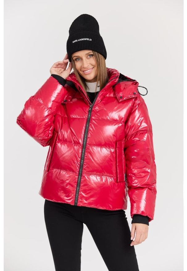 Karl Lagerfeld - KARL LAGERFELD Czerwona damska kurtka Hooded Down Jacket. Kolor: czerwony. Materiał: poliamid, puch. Długość rękawa: długi rękaw. Długość: długie