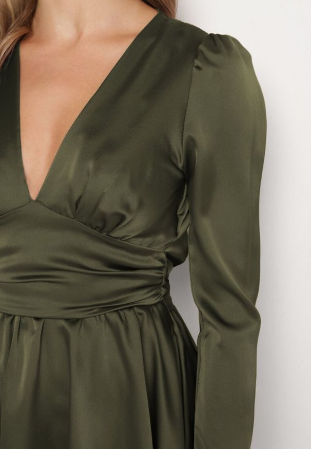 Born2be - Zielona Satynowa Sukienka Mini z Głębokim Dekoltem i Wiązaniem z Tyłu Liadan. Okazja: na imprezę. Kolor: zielony. Materiał: satyna. Styl: elegancki. Długość: mini