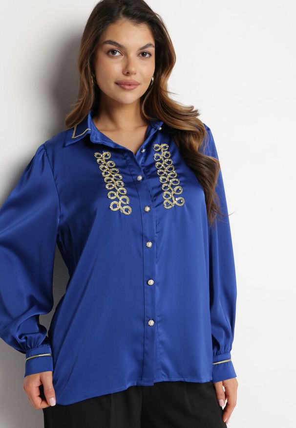 Born2be - Granatowa Satynowa Koszula z Kołnierzykiem Ozdobiona Cyrkoniami i Perełkami Classa. Kolor: niebieski. Materiał: satyna. Wzór: aplikacja. Styl: elegancki