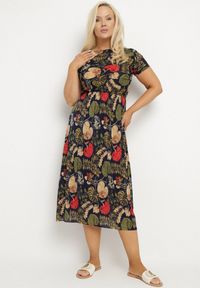 Born2be - Granatowa Rozkloszowana Sukienka z Gumką w Talii we Wzór Pawich Oczek Duilla. Kolekcja: plus size. Kolor: niebieski. Sezon: lato. Typ sukienki: dla puszystych #4