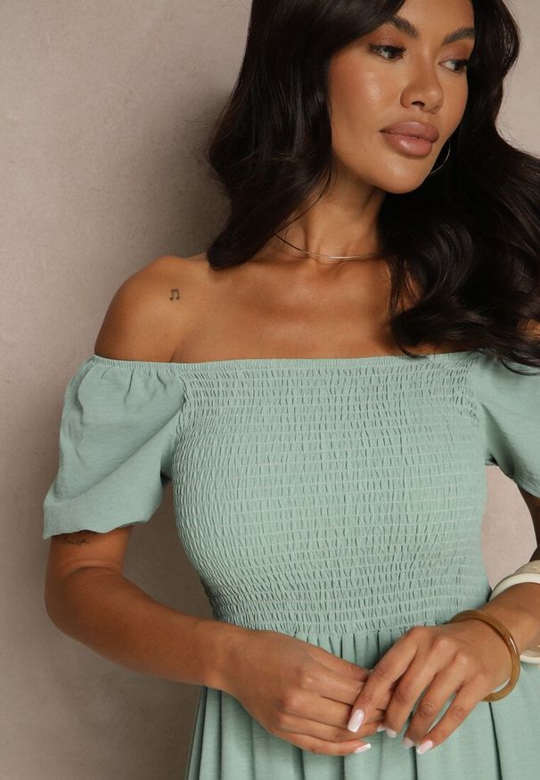 Renee - Zielona Sukienka Hiszpanka z Marszczoną Górą Lumirielle. Okazja: na co dzień. Typ kołnierza: dekolt hiszpanka. Kolor: zielony. Typ sukienki: proste. Styl: casual, elegancki