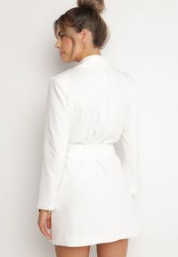 Born2be - Biała Sukienka w Stylu Marynarki z Paskiem i Usztywnionymi Ramionami Etinella. Okazja: na co dzień. Kolor: biały. Materiał: tkanina, jeans. Styl: casual, klasyczny #3