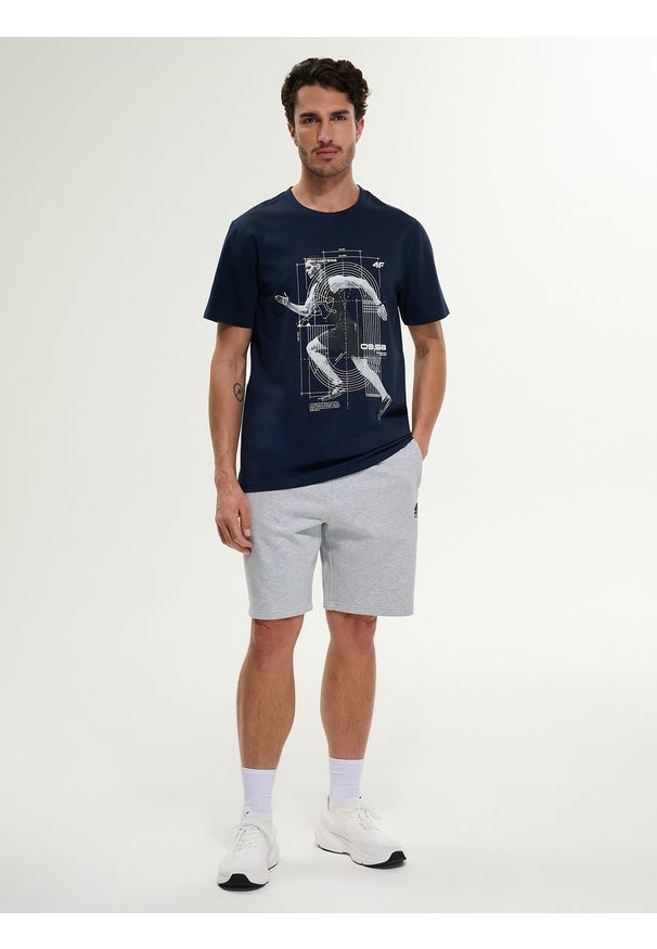 4f - 4F T-shirt regular z nadrukiem męski - niebieski L. Okazja: na co dzień. Kolor: niebieski. Materiał: jeans, dresówka, bawełna, dzianina. Wzór: nadruk. Styl: casual, klasyczny