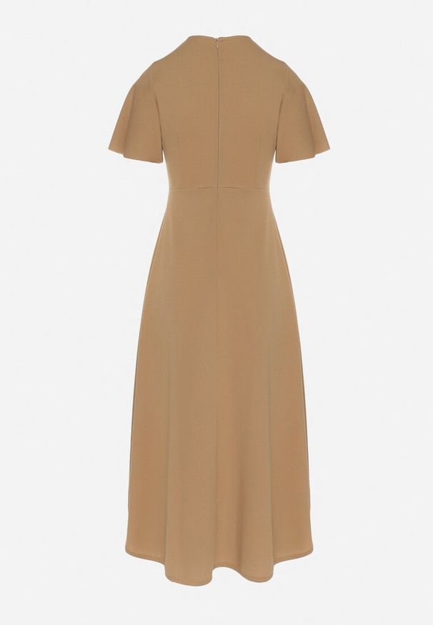 Born2be - Ciemnobeżowa Rozkloszowana Sukienka Ozdobiona Marszczeniem Odallica. Kolor: beżowy. Wzór: aplikacja. Typ sukienki: rozkloszowane. Styl: elegancki