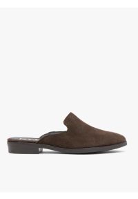 Ryłko - Ciemnobrązowe klapki mule ze skóry welurowej. Okazja: na co dzień. Nosek buta: okrągły. Kolor: brązowy. Materiał: skóra, welur. Obcas: na obcasie. Styl: casual, street, klasyczny, elegancki. Wysokość obcasa: średni #1