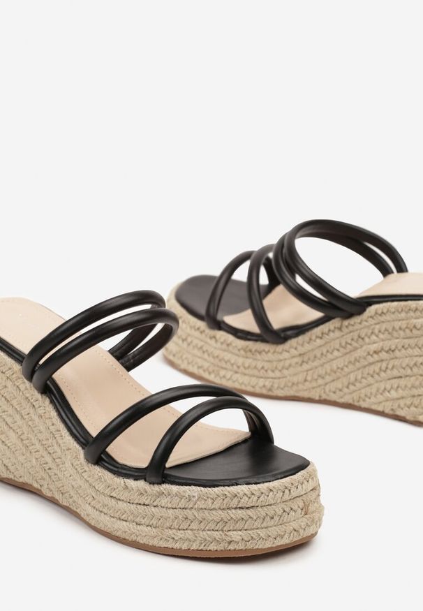 Renee - Czarne Klapki na Koturnie w Stylu Boho z Plecionką Vimarils. Okazja: na plażę, na spacer. Kolor: czarny. Materiał: len. Sezon: lato. Obcas: na koturnie. Styl: boho