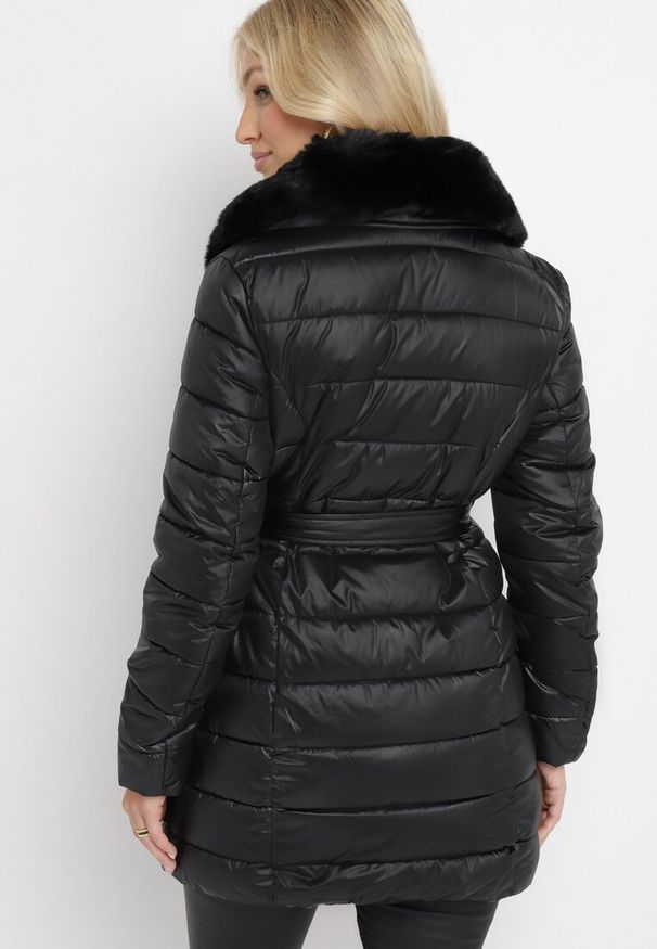 Born2be - Czarna Pikowana Kurtka z Paskiem i Futrzanym Kołnierzem Gunnitte. Typ kołnierza: bez kaptura. Kolor: czarny. Materiał: futro. Styl: elegancki