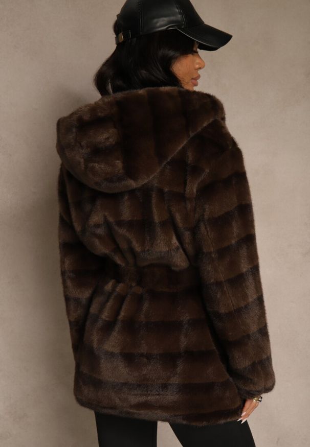 Renee - Brązowa Kurtka Futrzana z Nieodpinanym Kapturem Ozdobiona Paskiem Zetelia. Okazja: na co dzień. Kolor: brązowy. Materiał: futro. Wzór: aplikacja. Styl: casual, elegancki