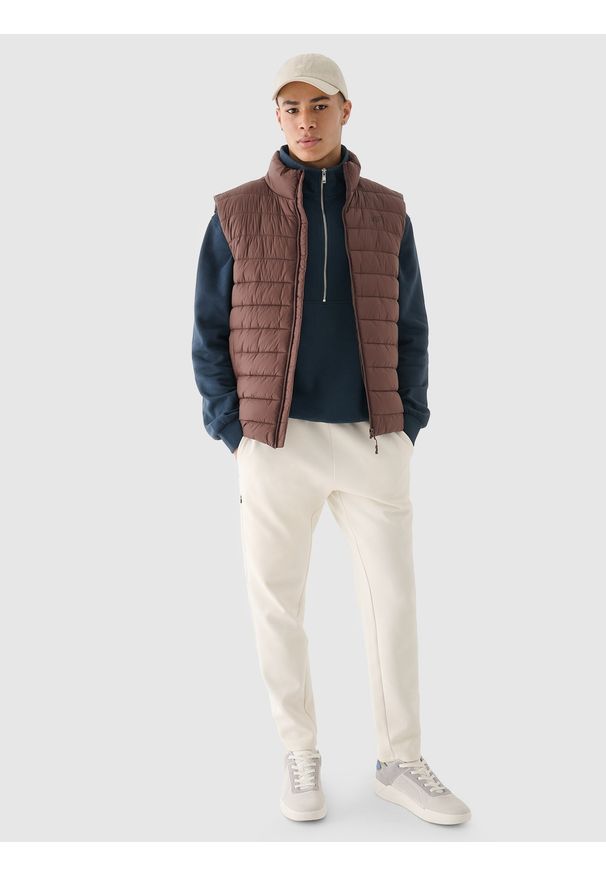 4f - 4F Bezrękawnik puchowy z wypełnieniem syntetycznym męski - brązowy XL. Okazja: na co dzień. Typ kołnierza: kołnierzyk stójkowy. Kolor: brązowy. Materiał: puch, syntetyk. Długość rękawa: bez rękawów. Długość: długie. Styl: casual, klasyczny, sportowy