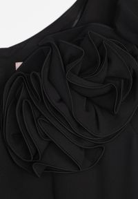 Born2be - Czarna Elegancka Rozkloszowana Sukienka z Kwiatem 3D Eugorus. Kolor: czarny. Wzór: kwiaty. Styl: elegancki #7