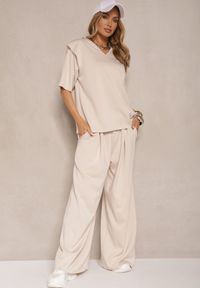 Renee - Jasnobeżowy Komplet z Wiskozą T-shirt z Dekoltem w Serek i Spodnie o Szerokim Kroju Zevline. Kolor: beżowy. Materiał: wiskoza