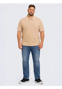 Big-Star - Koszulka męska polo beżowa Wladym 801. Okazja: na co dzień. Typ kołnierza: polo. Kolor: beżowy. Materiał: dzianina, materiał, bawełna, jeans. Wzór: nadruk, paski, aplikacja. Styl: wizytowy, klasyczny, sportowy, casual, elegancki #7