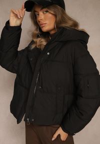 Renee - Czarna Kurtka Puffer z Pikowaniem Kapturem i Kieszonką przy Rękawie Galeida. Okazja: na co dzień, na spacer. Kolor: czarny. Materiał: jeans. Długość: krótkie. Styl: casual