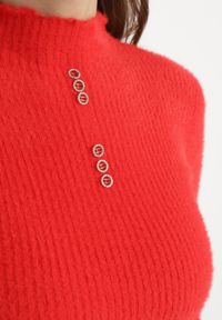 Born2be - Czerwony Puchaty Wełniany Sweter z Półgolfem i Biżuteryjnymi Guzikami Xeminta. Kolor: czerwony. Materiał: wełna #4