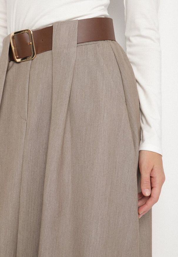 Born2be - Beżowa Rozkloszowana Spódnica z Wiskozą Zdobiona Paskiem z Klamrą Tinevia. Okazja: do pracy, na co dzień. Kolor: beżowy. Materiał: wiskoza. Wzór: aplikacja. Styl: klasyczny, casual, elegancki