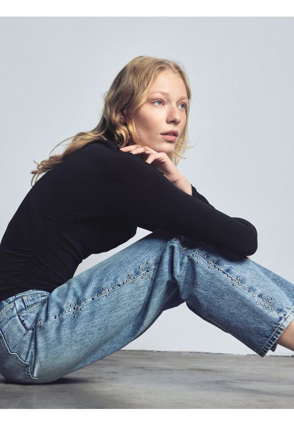 Reserved - Jeansy wide leg z aplikacją - niebieski. Kolor: niebieski. Wzór: aplikacja