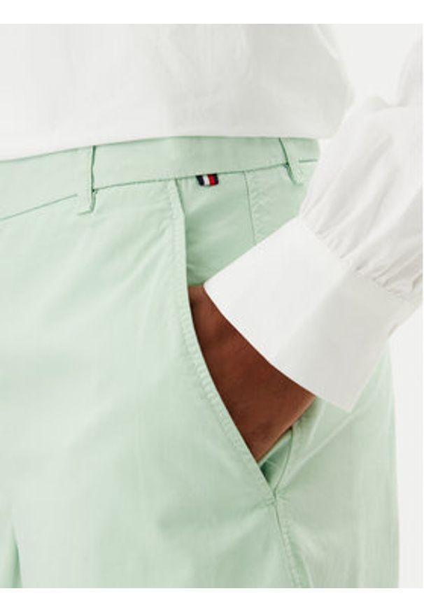 TOMMY HILFIGER - Tommy Hilfiger Szorty materiałowe WW0WW42457 Zielony Regular Fit. Kolor: zielony. Materiał: bawełna