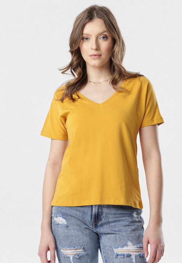 Born2be - Żółty T-shirt Wrafdiff. Kolor: żółty. Materiał: dzianina. Długość rękawa: krótki rękaw. Długość: krótkie