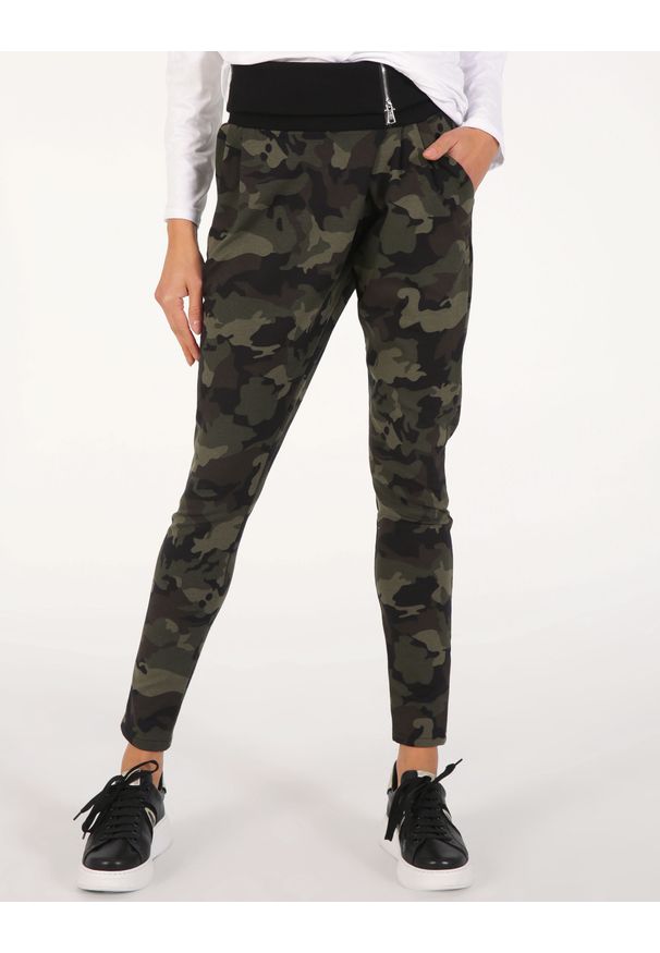 Unisono - SPODNIE MORO Z APLIKACJĄ 30-64138FM NERO. Materiał: bawełna, elastan. Wzór: moro, aplikacja