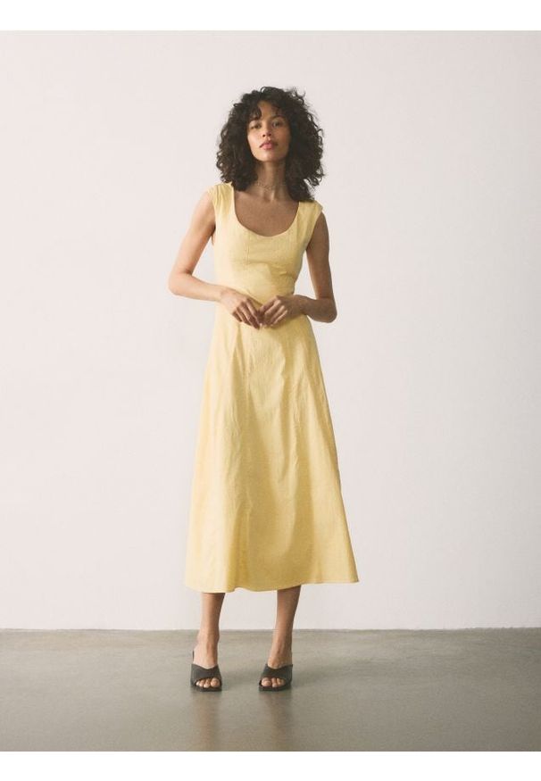 Reserved - Sukienka midi z bawełną - jasnożółty. Kolor: żółty. Materiał: bawełna. Długość: midi