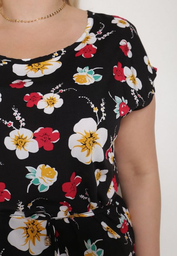 Born2be - Czarno-Czerwona Wiskozowa Sukienka w Kwiaty z Materiałowym Paskiem w Talii Risse. Kolekcja: plus size. Kolor: czarny. Materiał: wiskoza, materiał. Wzór: kwiaty. Sezon: lato. Typ sukienki: proste, dla puszystych. Styl: elegancki
