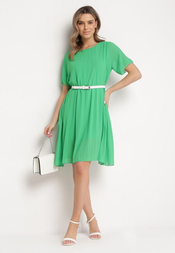 Born2be - Zielona Sukienka Plisowana z Lekko Luźnym Fasonie Forxia. Okazja: na imprezę. Kolor: zielony. Wzór: aplikacja. Sezon: lato. Styl: elegancki