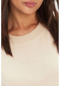 Guess - GUESS Beżowy bawełniany t-shirt damski z lampasami Britney, Rozmiar L. Okazja: na co dzień. Kolor: beżowy. Materiał: bawełna. Długość: krótkie. Styl: elegancki, casual, klasyczny, sportowy #5