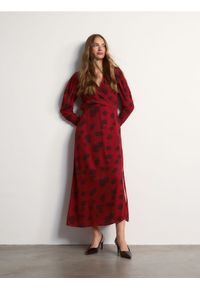 Reserved - Sukienka maxi w kwiatowy wzór - czerwony. Kolor: czerwony. Materiał: wiskoza. Wzór: kwiaty. Typ sukienki: proste. Długość: maxi #1