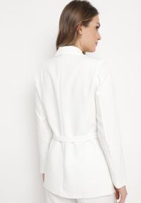 Born2be - Biała Marynarka Jednorzędowa z Ozdobnym Paskiem i Klapami Orianella. Okazja: na spotkanie biznesowe, do pracy. Kolor: biały. Materiał: jeans. Styl: biznesowy, elegancki #9