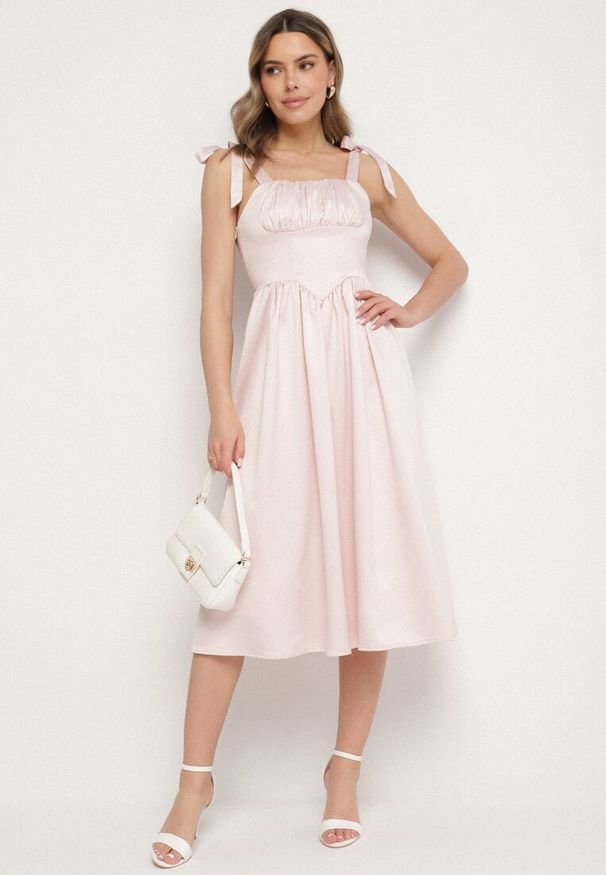 Born2be - Różowa Rozkloszowana Sukienka Vices na Wiązanych Ramiączkach Natavine. Okazja: na co dzień, na imprezę. Typ kołnierza: dekolt kwadratowy. Kolor: różowy. Materiał: poliester, jeans. Długość rękawa: na ramiączkach. Sezon: lato. Styl: casual, klasyczny