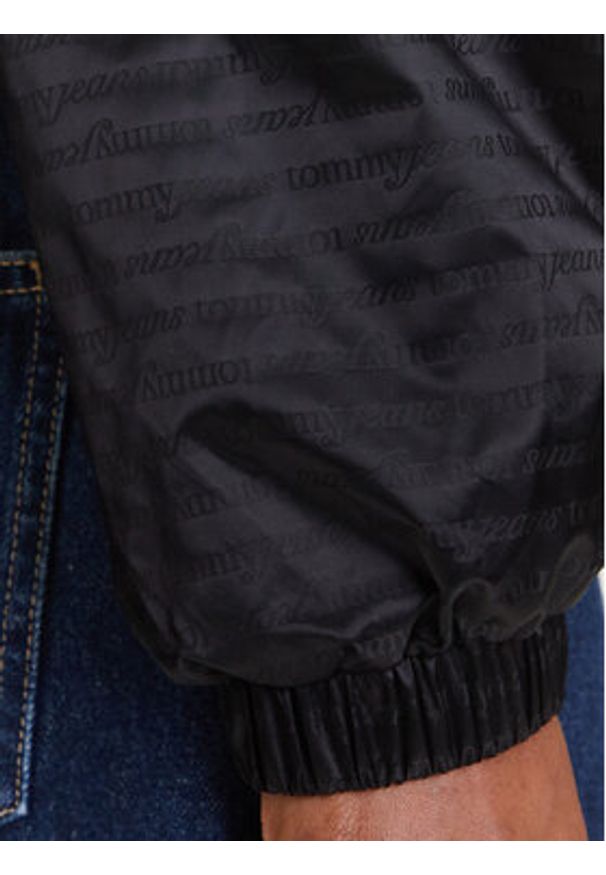 Tommy Jeans Wiatrówka Jacquard DW0DW20952 Czarny Relaxed Fit. Kolor: czarny. Materiał: syntetyk