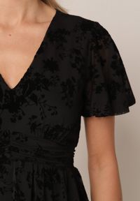 Born2be - Czarna Elegancka Sukienka Ozdobiona Welurowym Motywem Deininca. Typ kołnierza: dekolt w kształcie V. Kolor: czarny. Materiał: welur. Wzór: aplikacja. Styl: elegancki #5