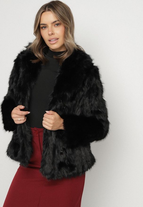 Born2be - Czarna Kurtka Futerko o Krótkim Kroju z Kołnierzem Alendrie. Okazja: na spotkanie biznesowe, do pracy, na co dzień. Kolor: czarny. Materiał: futro. Długość: krótkie. Wzór: aplikacja. Styl: elegancki, casual, biznesowy