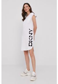 DKNY - Dkny Sukienka P0RD1B2J kolor biały mini prosta. Okazja: na co dzień. Kolor: biały. Wzór: nadruk. Typ sukienki: proste. Styl: casual. Długość: mini #1