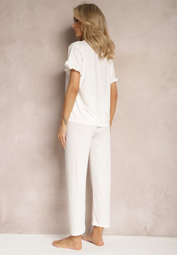 Renee - Jasnobeżowy 2-Częściowy Komplet Piżamowy Koszulka z Napisem i Proste Spodnie Niela. Kolor: beżowy. Wzór: napisy