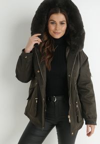 Born2be - Ciemnozielona Kurtka Nylonowa Parka z Odpinanym Futerkiem Beaten. Kolor: zielony. Materiał: nylon, futro. Wzór: aplikacja, paski