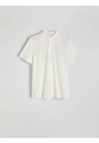 Reserved - Koszulka polo regular ze stójką - złamana biel. Typ kołnierza: polo, kołnierzyk stójkowy. Materiał: bawełna, dzianina