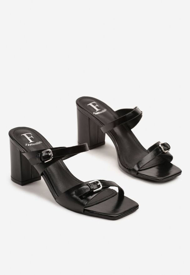 Born2be - Czarne Klapki na Słupku Zdobione Klamrami Zarirene. Okazja: na co dzień. Kolor: czarny. Materiał: jeans. Wzór: aplikacja. Obcas: na słupku. Styl: klasyczny, elegancki, casual