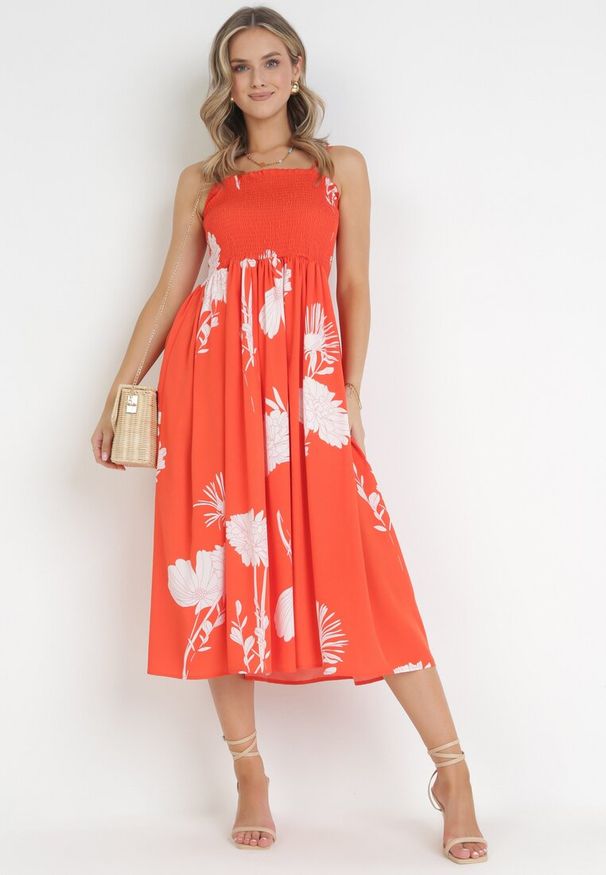 Born2be - Pomarańczowa Sukienka Midi na Ramiączkach w Kwiaty Godeberta. Kolor: pomarańczowy. Długość rękawa: na ramiączkach. Wzór: kwiaty. Styl: wakacyjny. Długość: midi