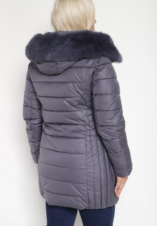 Born2be - Fioletowa Pikowana Kurtka o Taliowanym Kroju z Odpinanym Kapturem i Futrem Deozora. Okazja: na co dzień. Kolekcja: plus size. Kolor: fioletowy. Materiał: futro. Wzór: aplikacja. Styl: elegancki, casual