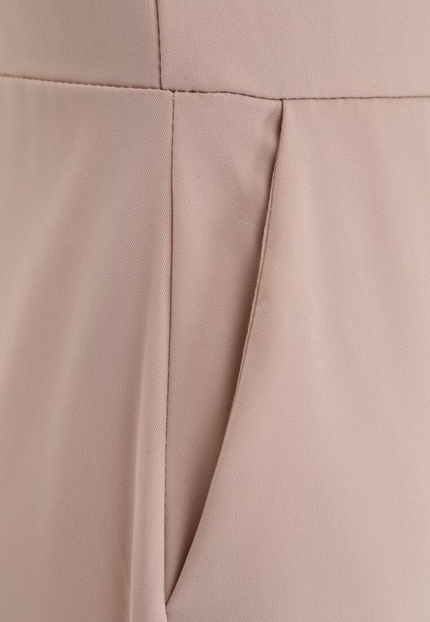 Renee - Beżowy Taliowany Kombinezon Ozdobiony Zakładkami Berinola. Okazja: na imprezę. Kolor: beżowy. Wzór: aplikacja. Styl: elegancki, wizytowy