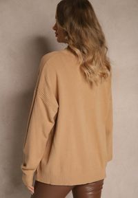 Renee - Ciemnobeżowy Gładki Golf Zdobiony Guzikami przy Dekolcie Rallessa. Okazja: na randkę, na co dzień, na spotkanie biznesowe. Typ kołnierza: golf. Kolor: beżowy. Materiał: jeans. Długość rękawa: długi rękaw. Długość: długie. Wzór: gładki, aplikacja. Styl: klasyczny, casual, elegancki, biznesowy #3