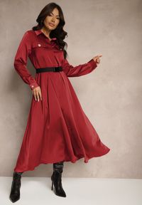 Renee - Bordowa Satynowa Sukienka w Stylu Szmizjerki z Imitacjami Kieszeni i Paskiem Vaminay. Kolor: czerwony. Materiał: satyna. Wzór: aplikacja. Typ sukienki: szmizjerki. Styl: elegancki, klasyczny #2